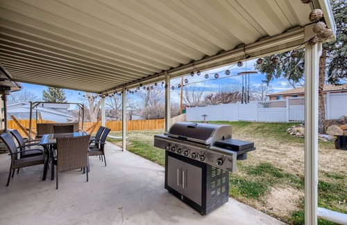 Lamar Heights Area House | Ultimate BBQ & Games Retreat in Arvada – 10/10 Rated!