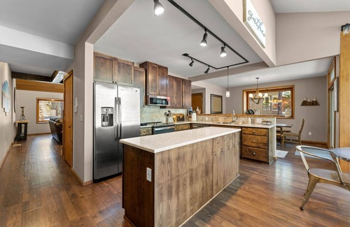 Black Butte Ranch House | BBR Home: Family-Friendly Retreat with Pool & Ocean Views