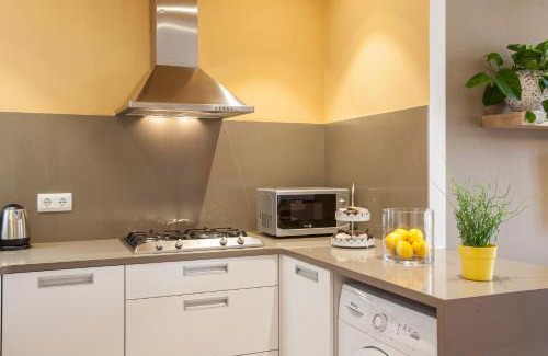 El Born Apartment | Family-Friendly Stay at BCNGOTIC 42 - Rated 9.1/10