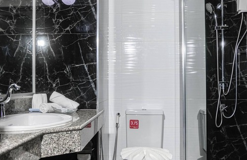 Ban Chang Hotel | Relax at BCP Hotel: Ocean View, Pool & Family-Friendly Fun