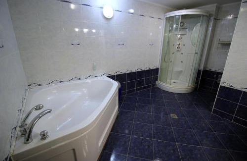 Gyula Apartment | Discover Beáta Apartman: Top-Rated Stay with Hot Tub