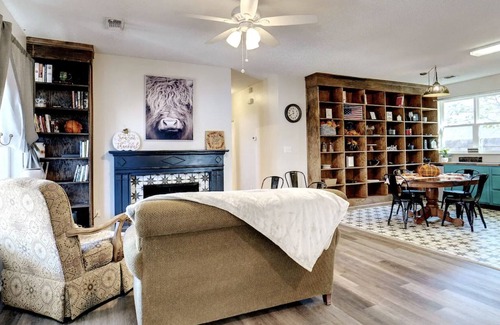 Denton House | Be close to everything! Quiet neighborhood 10 min. to UNT, TWU, & Denton Square!