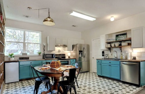 Denton House | Be close to everything! Quiet neighborhood 10 min. to UNT, TWU, & Denton Square!