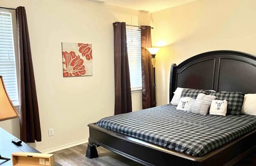 Denton House | Be close to everything! Quiet neighborhood 10 min. to UNT, TWU, & Denton Square!