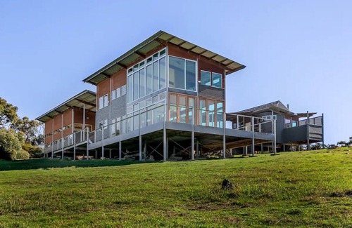 Inman Valley RV Rental | Reconnect with Nature and Your Group at BE Hotel