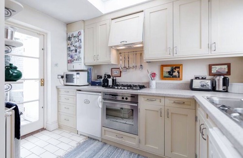 Queenstown Apartment | Explore Central London: Garden Flat Near Battersea Park