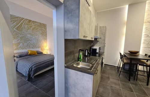 Magenta Apartment | Be Magenta Art Home - Yellow style