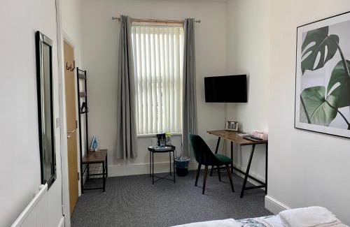 Liverpool House | Inviting Be My Guest Liverpool: Family-Friendly with Kitchen
