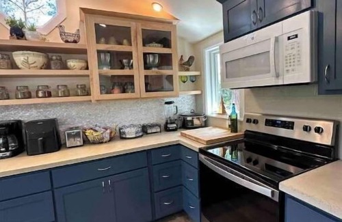Grants Pass House | Discover Our Cheerful Cozy Retreat - Rated 10/10!