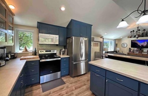 Grants Pass House | Discover Our Cheerful Cozy Retreat - Rated 10/10!