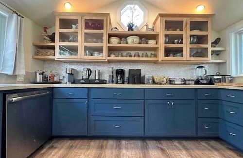 Grants Pass House | Discover Our Cheerful Cozy Retreat - Rated 10/10!