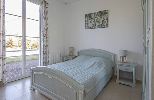 Sainte-Honorine-des-Pertes House | Beautiful holiday home in Aure sur Mer with garden