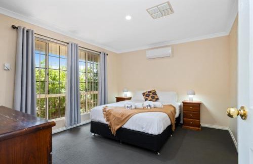 Somerville House | Bea-Vic Home: Your Family-Friendly Retreat Awaits