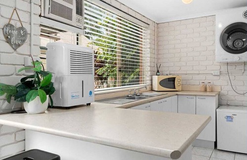 Korora Villa | Beachside Retreat: Ideal for Families, Pets & Pool Fun