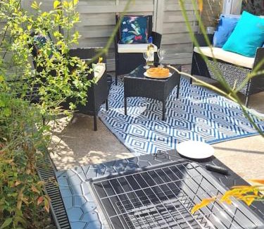 Bournemouth City Centre Apartment | Relaxing Retreat: Steps to the Beach & Private Garden