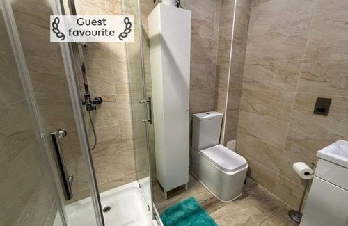 Bournemouth City Centre Apartment | Relaxing Retreat: Steps to the Beach & Private Garden