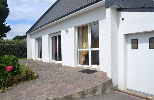 Guidel-Plages House | Beachside Retreat: 4 Bedroom House with Ocean View & WIFI