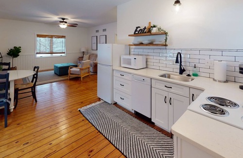 Osage Beach House | Unforgettable Stay at the Cottage on Valley Road with Beach Access