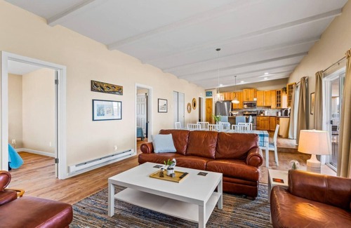 Birch Bay Condo | Beachfront Escape with Ocean View, BBQ and Fast WIFI