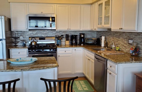 Wildwood Condo | Inviting Beachfront Retreat with Ocean Views & Spa Access