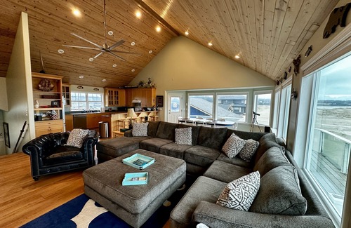 Bayshore House | Immaculate Beachfront Retreat with Ocean Views & Chef's Kitchen