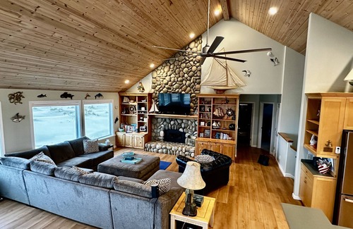 Bayshore House | Immaculate Beachfront Retreat with Ocean Views & Chef's Kitchen