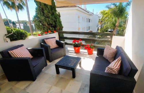 Guadalmina Apartment | Oceanfront Apartment in Guadalmina with Pool and Breakfast