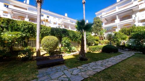 Guadalmina Apartment | Oceanfront Apartment in Guadalmina with Pool and Breakfast