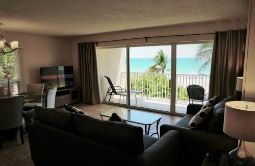 Longboat Key Apartment | Oceanfront Oasis: Balcony Views and Poolside Relaxation