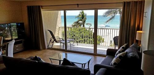 Longboat Key Apartment | Oceanfront Oasis: Balcony Views and Poolside Relaxation