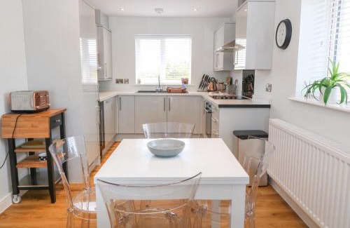 Trearddur Bay Apartment | Beach Apartment 9: Guest Rated 9.8 with Pet-Friendly Amenities