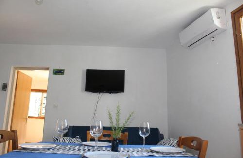 Lumbarda Apartment | Beach Apartment Jakobus: 4-Star, Oceanfront Retreat