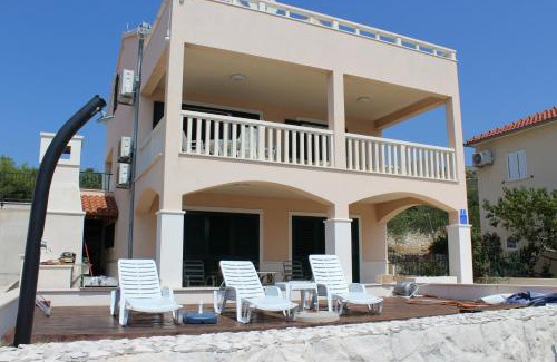 Podglavica Apartment | Cozy Beach Apartments Rogoznica with Oceanfront Views