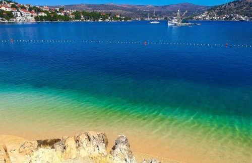 Podglavica Apartment | Cozy Beach Apartments Rogoznica with Oceanfront Views