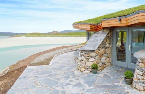 Ardroil House | Beach Bay Cottage: Family-Friendly Escape with 5-Star Comfort