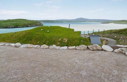 Ardroil House | Beach Bay Cottage: Family-Friendly Escape with 5-Star Comfort