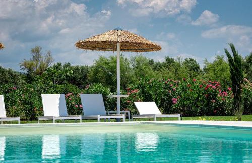 Polygyros Apartment | Beach Bird Swallow: Oceanfront Retreat with Pet-Friendly Perks