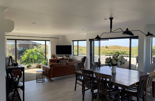 Papamoa Beach House | Beach Bliss: Relaxing Getaway Steps from the Shoreline