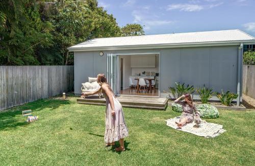 Moffat Beach House | Beach Bliss at Moffat Beach: Pet-Friendly Family Getaway