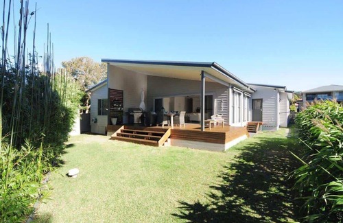 Vincentia House | Beachfront Escape: Modern 3 Bedroom Home Near Nelsons Beach