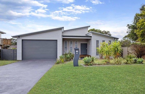 Vincentia House | Beachfront Escape: Modern 3 Bedroom Home Near Nelsons Beach