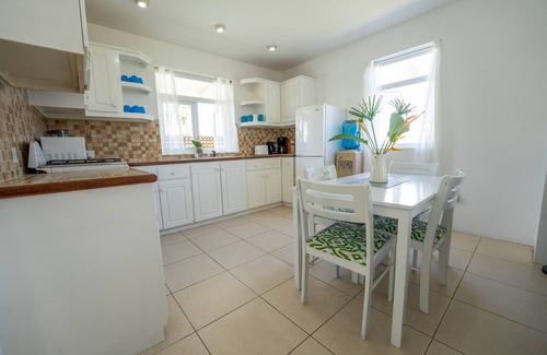 Rodney Bay Apartment | Beach Bliss: Family-Friendly with Pool and Breakfast Options