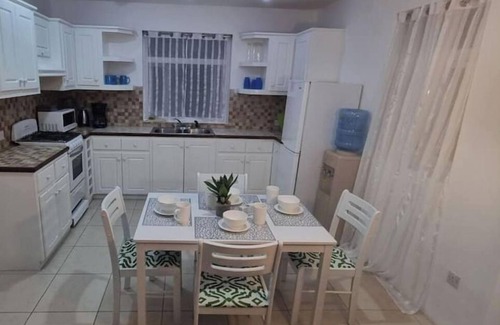 Rodney Bay Apartment | Beach Bliss: Family-Friendly with Pool and Breakfast Options