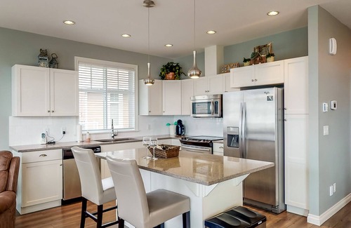 Okanagan-Similkameen House | Beautiful Beachfront Home with Pools and Hot Tubs for 12