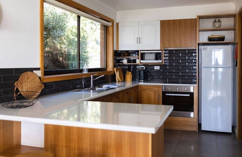 Bicheno Apartment | Relax at Beach Break - Diamond Island with Ocean Views