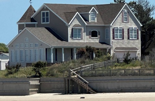 Villas House | Beachfront Retreat: Pool, Spa & Ocean Views Await You