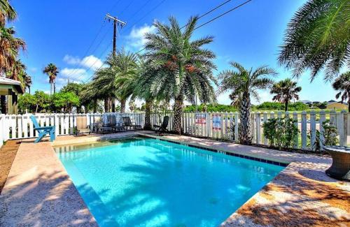 Port Aransas House | Beach Club 2 in Port Aransas: Your Pet-Friendly Retreat