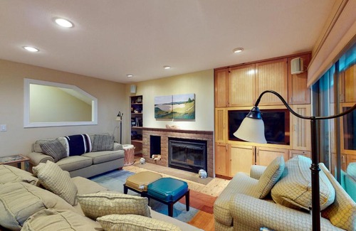 Glen Arbor Apartment | Oceanfront Bliss at Beach Comber 15 - Family Friendly Stay