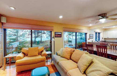 Glen Arbor Apartment | Oceanfront Bliss at Beach Comber 15 - Family Friendly Stay