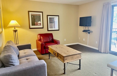 Central Okanagan Condo | Oceanfront Beach Condo with Pool & Spa for 4 Guests
